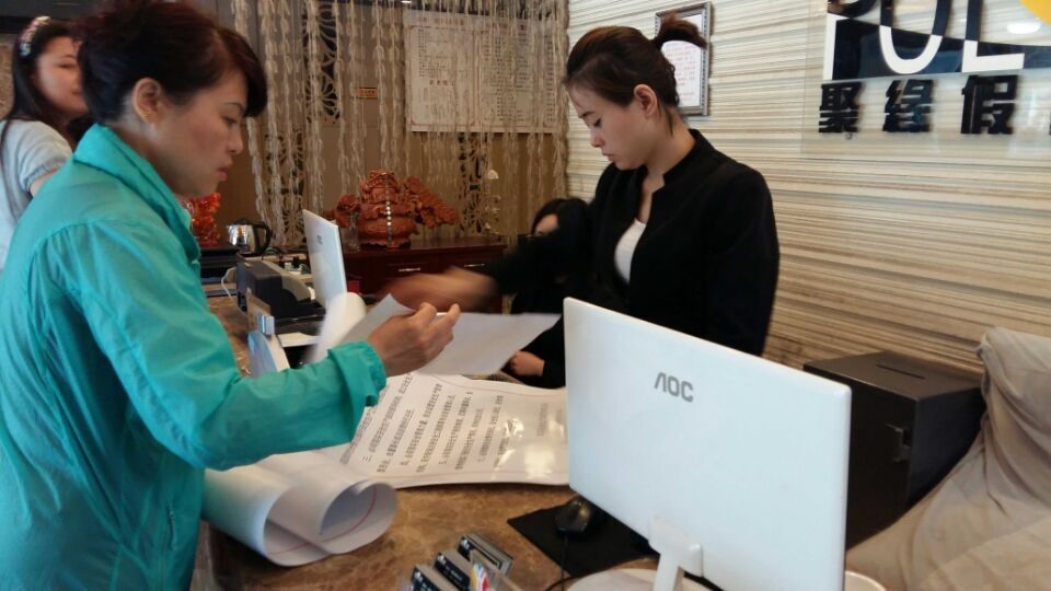 网格长下企业宣传安全生产