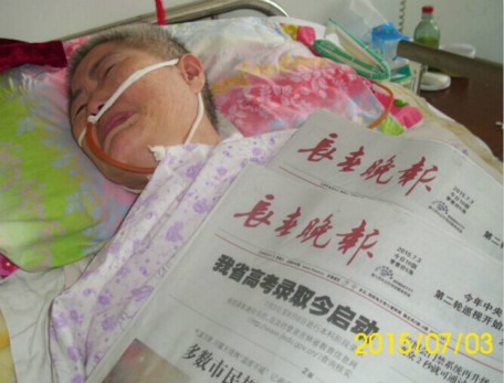 富锦社区入户为瘫痪的退休老人办理资格认证