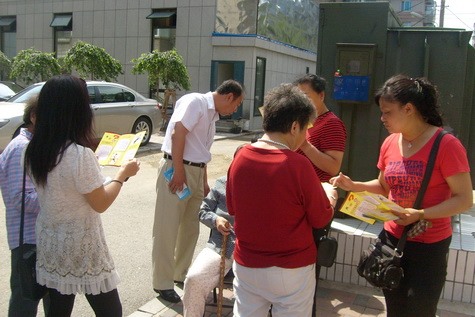 桂林街道同光路东社区开展世界环境日宣传活动