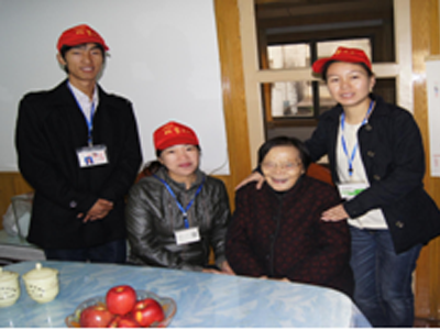 社区志愿者照顾空巢老人