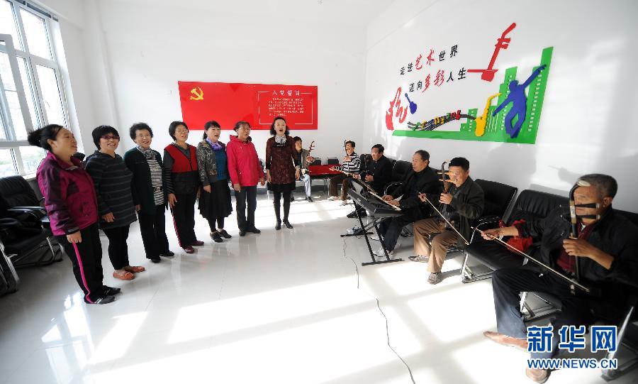 河东社区居民乐队在新建的活动室排练