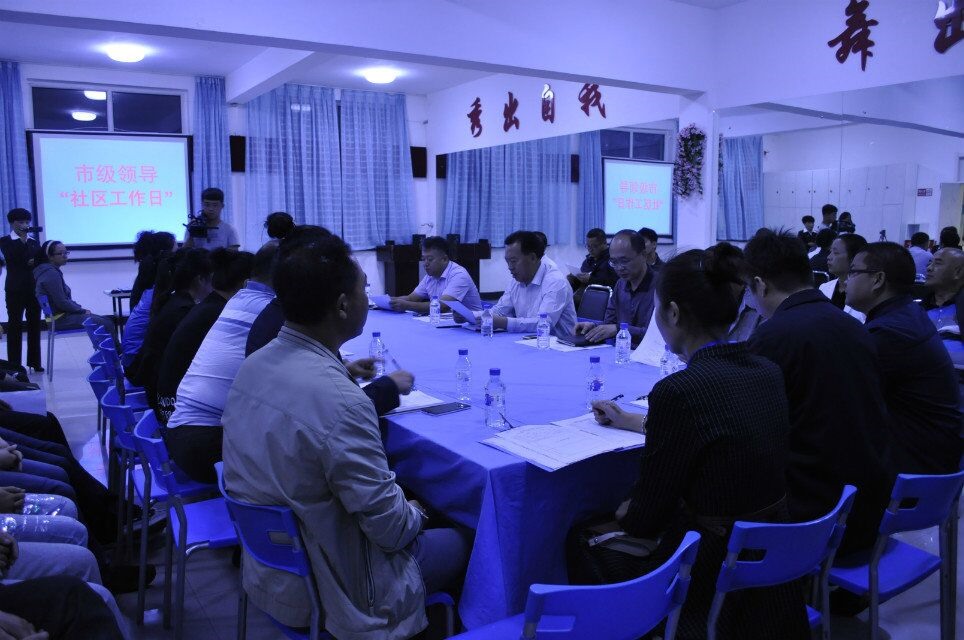 市长进社区解民忧
