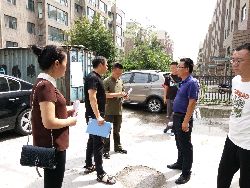 育才社区党委带头助力卫生城建设
