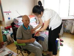 社区党委七一慰问老党员
