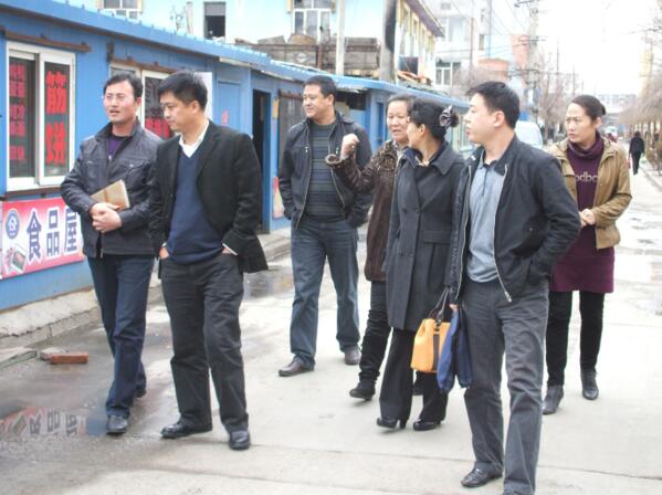 市区组织部领导视察社区经济一条街