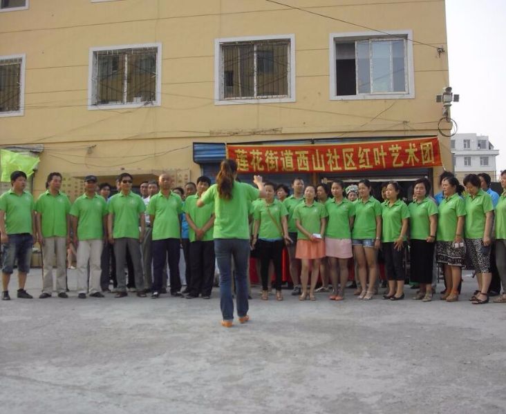 西山社区全体工作人员齐唱红歌