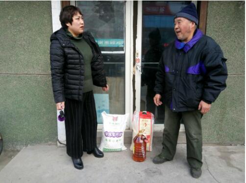 情浓元宵节 同德社区党委走访慰问社区困难党员