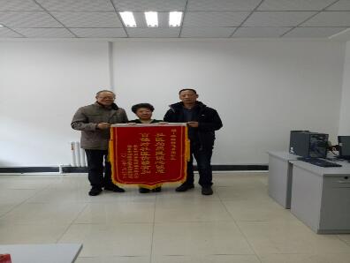 景阳社区多方协调解居民生活难题 百姓送锦旗表感谢