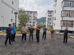 集安市人大常委会副主任许岩松深入城东街道站前社区实地指导创城工作