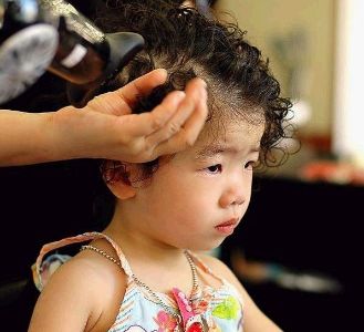 小孩剪发
