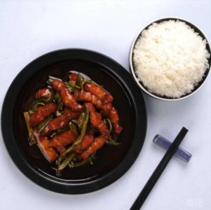 红烧肉干豆角饭