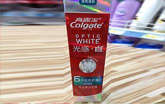 高露洁光感白牙膏